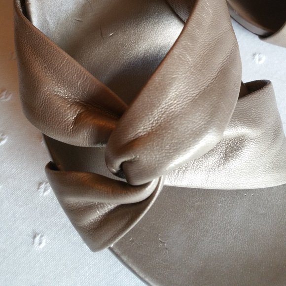 Liz Baker Flared Heel Leather Slip-On Sandal Soft Gold 7M NWT in Original Box - Picture 7 of 9